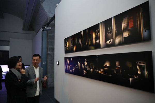 Curator Dominique Chan explains the meaning of Enoch Cheung’s Secret Dialogue: About Children Hospital – Night No. 1-7 to Florence Hui.