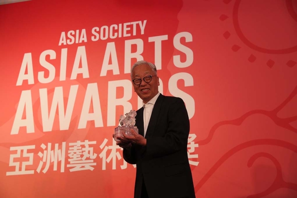 2017 Asia Arts Awards honoree Hiroshi Sugimoto with the award.