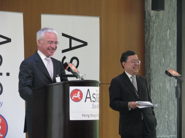 Peter Sands (L) and Asia Society Co-Chair Ronnie Chan (R) on March 23, 2012. (Asia Society Hong Kong Centre)