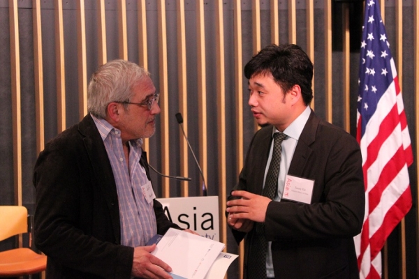 Xie (right) speaks one-on-one with ASNC member, Jeff Newman. (Asia Society)