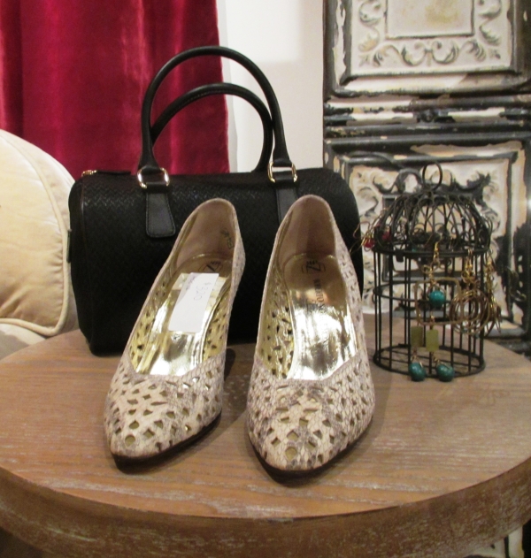 Vintage high heels (Kaileeni), black handbag (B. Mori) and earrings (Cukimber)
