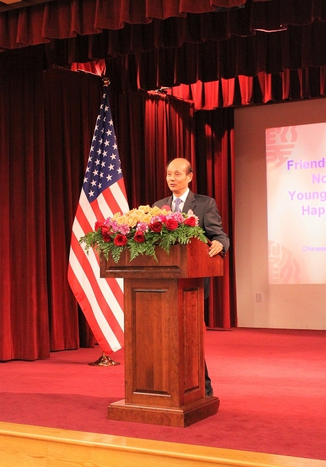 Consul General Luo Linquan welcomes everyone to the celebration. (Natasha Cheng/Asia Society) 