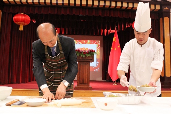 Consul General Luo had the pleasure of rolling and assembling the first dumpling. (Natasha Cheng/Asia Society) 