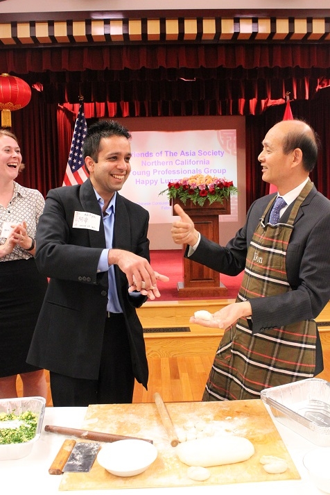 Consul General Luo cracks a joke, much to the amusement of Cary and a YPG member. (Natasha Cheng/Asia Society) 