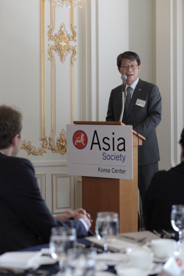 The Korean Unification Minister H.E. Ryoo Kihl-jae addressed the group at a luncheon on June 12th. 