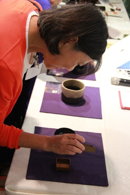 Audience were invited to come up close and examine some of Wakamiya san's lacquer ware.