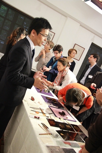 Wakamiya san discussed Japanese lacquer ware with the audience who attended the lecture.