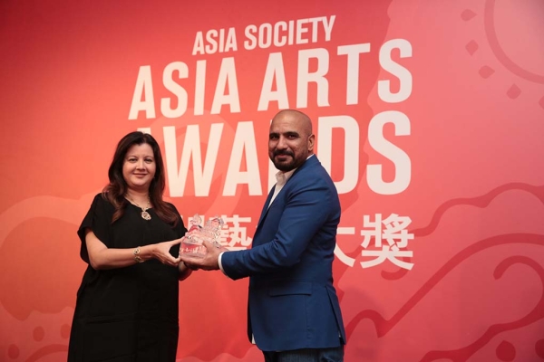Amna Naqvi, member of the Asia Society Global Council on Asian Arts and Culture, presenting artist Rashid Rana an Asia Arts Award, at the 2017 Asia Arts Awards Hong Kong.
