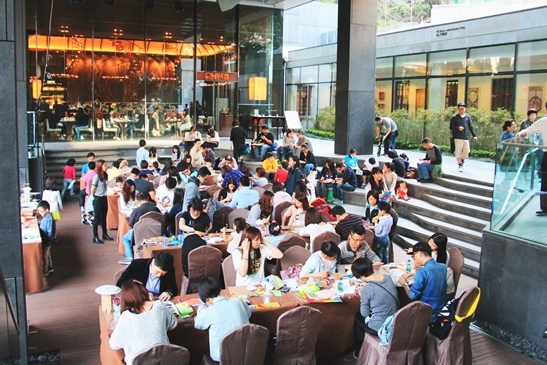 Many visitors joined in on the "Sunday with Nara" Drop-in Studio at the Landscape Terrace of Asia Society Hong Kong Center.