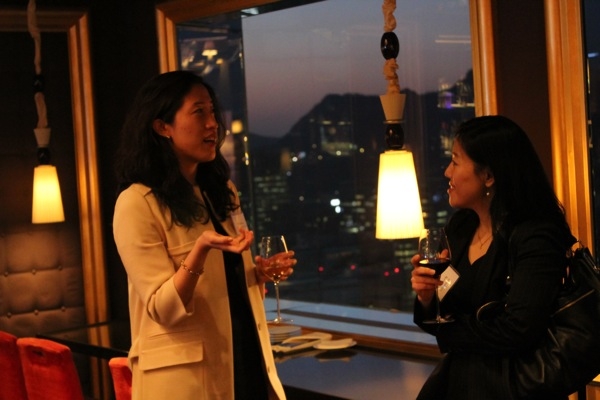 New participants HeeJin Lee (L), In-house Counsel of LG Electronics, talks to Nam-Kyung Emma Oh (R), In-house Counsel of LG Innotek. (Asia Society)