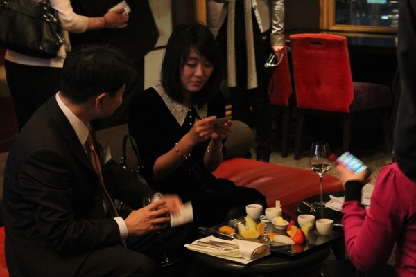 Two ASKC members exchange contact information. (Asia Society)