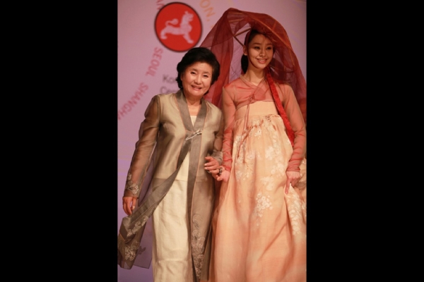 Hanbok designer Young-Hee Lee (L) was recognized as the 2011 Asia Society Korea Center Cultural Ambassador Awardee following the fashion show. (Asia Society Korea Center)