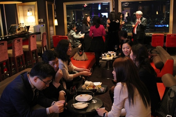 Members mingle at ASKC Networking Night. (Asia Society)