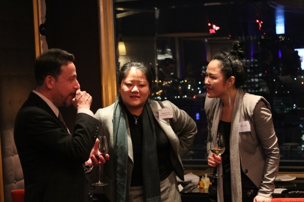 Steven Herman (L), Bureau Chief of Voice of America, who is presently covering the tsunami and earthquake news in Japan, talks with Beney J. Lee, Second Secretary of the U.S. Embassy Seoul, and Kelly Ko (far right), Protocol Officer, United Nations Command Military Armistice Commission. (Asia Society)