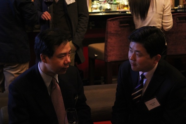 Jae-Seung Lee (L), Professor of the Division of International Studies at Korea University, chats with Gitae Park (R), founder of VANK Korea, another Asia 21 Korea Chapter member. (Asia Society)