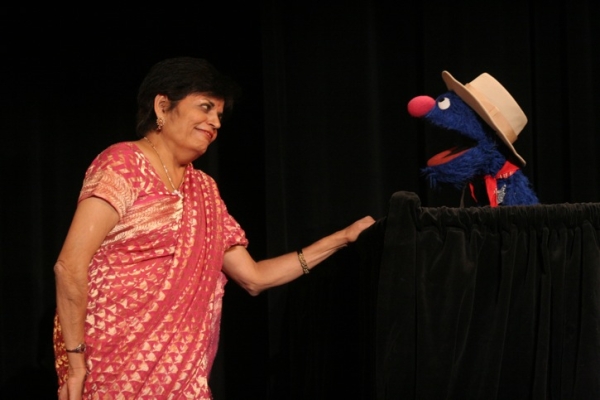 Vishakha Desai chats with Grover from &lt;i&gt;Sesame Street&lt;/i&gt; onstage at the Annual Dinner. (Bill Swersey/Asia Society)