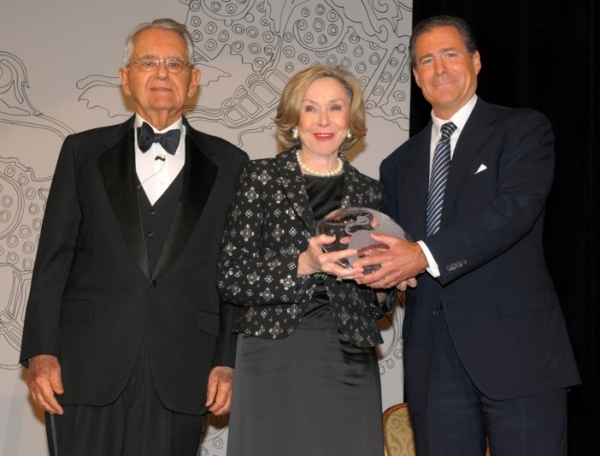 L to R: Husband and wife Peter G. Peterson and Joan Ganz Cooney, Co-Founder of Sesame Workshop, being presented their award by HBO Co-President Richard Plepler. (Elsa Ruiz/Asia Society)