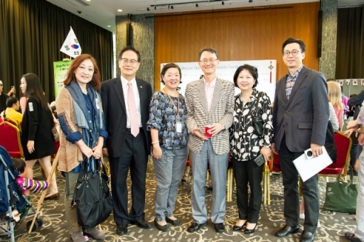 From L to R: Ms. Lisa Lee, Head, Korean Language Education and Culture Centre, School of Continuing and Professional Studies, CUHK, Mr. Choi Mun Wook, Chief Operation Officer of Korean Resident Association, Ms. Alice Mong, Executive Director of Asia Society Hong Kong Center, Mr. Choe Young U, Chairman of Korean Resident Association, Ms. Yu Byung-Chae, Consul (Culture and Public Information), Mr. Cho Yong-Chun, Korea Consul General.