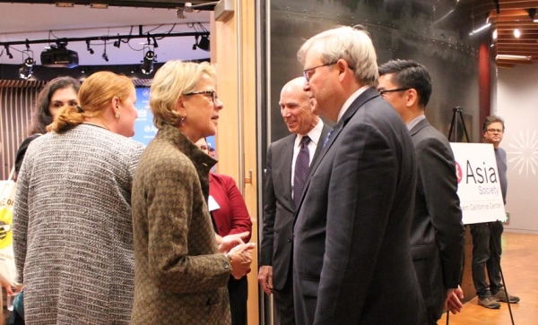 Marsha Vande Berg of JSNC speaks with The Honorable Kevin Rudd upon his arrival. (Asia Society)