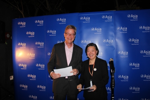 Ms. S. Alice Mong, Executive Director of Asia Society Hong Kong Center, presented a prize to a lucky draw winner.