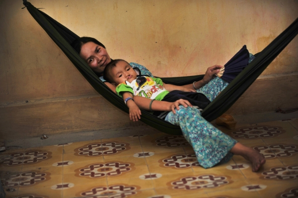 A Vietnamese woman pitches camp with her hammock in a hospital in Cao Lahn, Vietnam on February 22, 2010. (Nancy A. Scherl)
