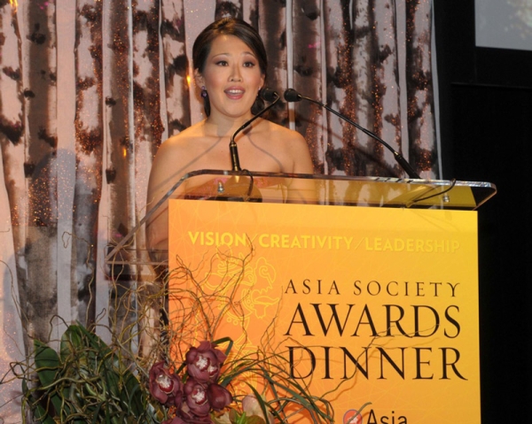 Melissa Lee, the emcee of the evening and host of CNBC&apos;s &lt;i&gt;Fast Money&lt;/i&gt;, welcomes honorees and guests to the Awards Dinner. (Elsa Ruiz/Asia Society)