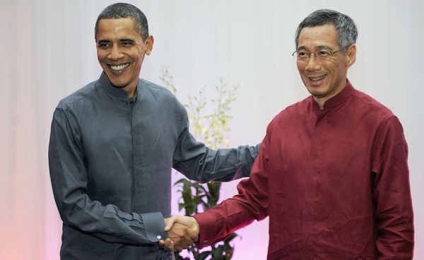 Singapore Prime Minister Lee Hsien Loong (R) shakes hand with US President Barack Obama prior to the state dinner in Singapore November 14, 2009.  (Pool/Getty Images)