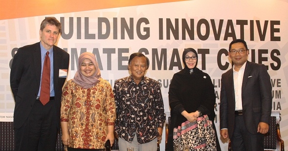 The Forum’s opening session was a panel discussion with Indonesian regional mayors