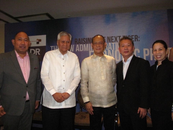 (L-R) Prof. Victor Andres “Dindo” C. Manhit, Albert Del Rosario Institute President; Secretary Albert Del Rosario, Chairman, Stratbase-Albert Del Rosario Institute; Secretary Benjamin Diokno, Department of Budget and Management; Mr. Henry Go, HISYNG Business and Financial Consultancy and Asia Society Member; Suyin Liu Lee, Asia Society Executive Director