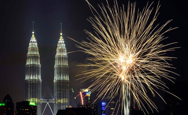 New Year fireworks over Petronas Twin Tower, at midnight December 31, 2009. (Azmi Bogart/azmibogart on Flickr)