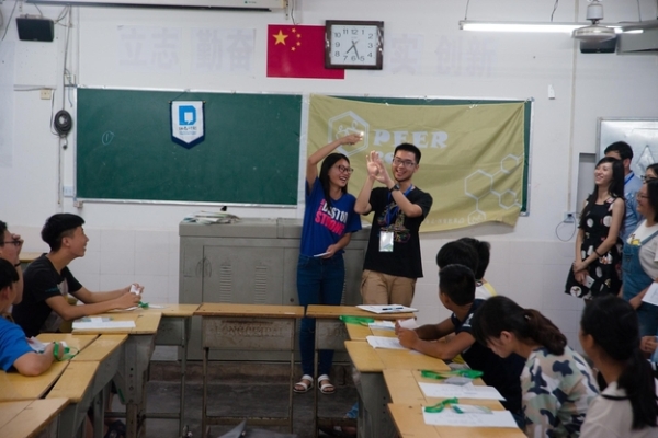 Together with members of the PEER team, Young Scholar Dai Gaole lead a workshop in Jianghua, China. (Hong Chenchen & Wang Zijia)