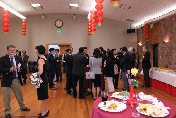 After the remarks, attendees helped themselves to a delicious buffet dinner courtesy of the Consulate General of the People's Republic of China in San Francisco. (Asia Society)