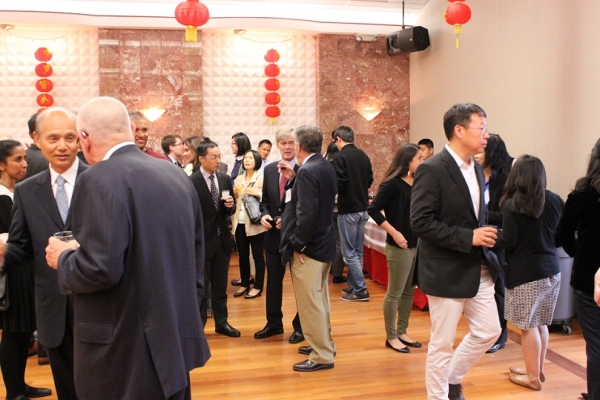 ASNC individual and YPG members mingle with guests from the Chinese Consulate and Chinese Entrepreneur Association. (Asia Society)