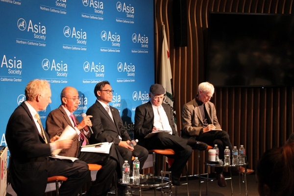 Rafiq Dossani (holding the mic) is the Director of Center for Asia-Pacific Policy at the RAND Corporation. (Yiwen Zhang/Asia Society)