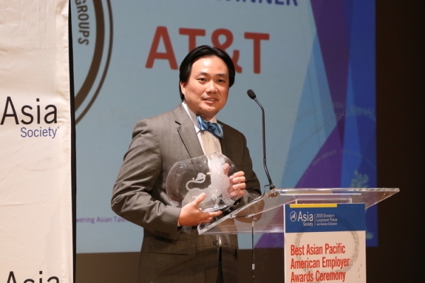 Jackson Ku speaks on behalf of AT&T after receiving the award for Best Employer for APA Employee Resource Groups. (Ellen Wallop/Asia Society)