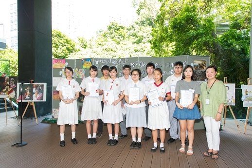 S. Alice Mong, Executive Director of Asia Society Hong Kong Center, with all winners in the senior secondary category on August 24, 2014 (Asia Society Hong Kong Center)