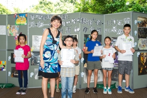 Sarah Negro, Deputy Consul-General of Italy, with the champion in the senior primary category on August 24, 2014 (Asia Society Hong Kong Center)