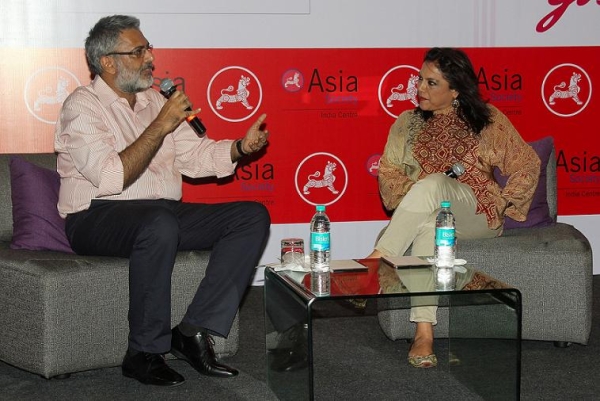 Author and journalist Sidharth Bhatia (L) discusses "The Reluctant Fundamentalist" with the film's director, Mira Nair (R). (Asia Society India Centre)