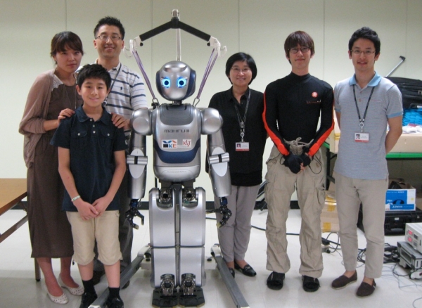 K21 member Dr. Dohyeon Kim (3rd from left, in striped shirt) arranged the children’s visit to the Korea Institute of Science and Technology. (Asia Society Korea Center)
