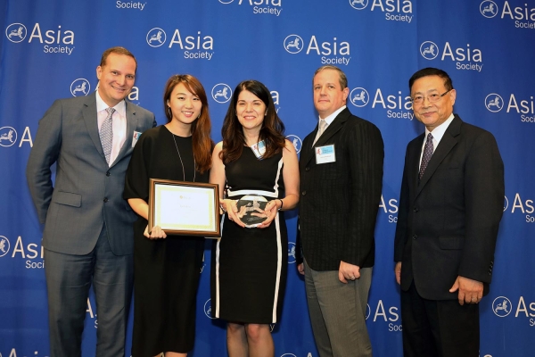 Amy Rosen (L3) on behalf of Telstra receives the award for Distinguished Performance: Best Employer for #LGBT Asian Employees. (Ellen Wallop/Asia Society)