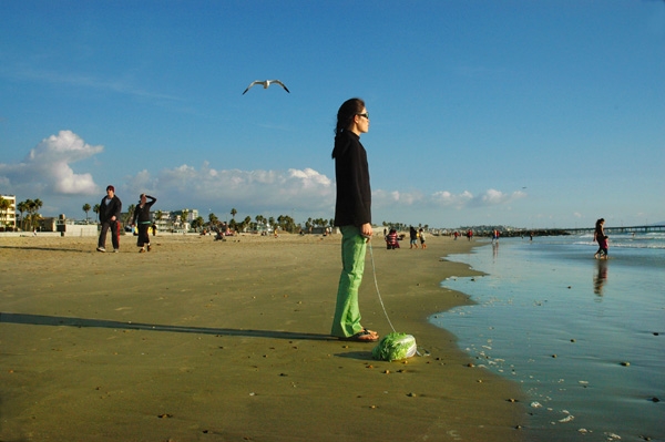 Walking the Cabbage at Venice Beach, 2006.
Courtesy of Han Bing.
