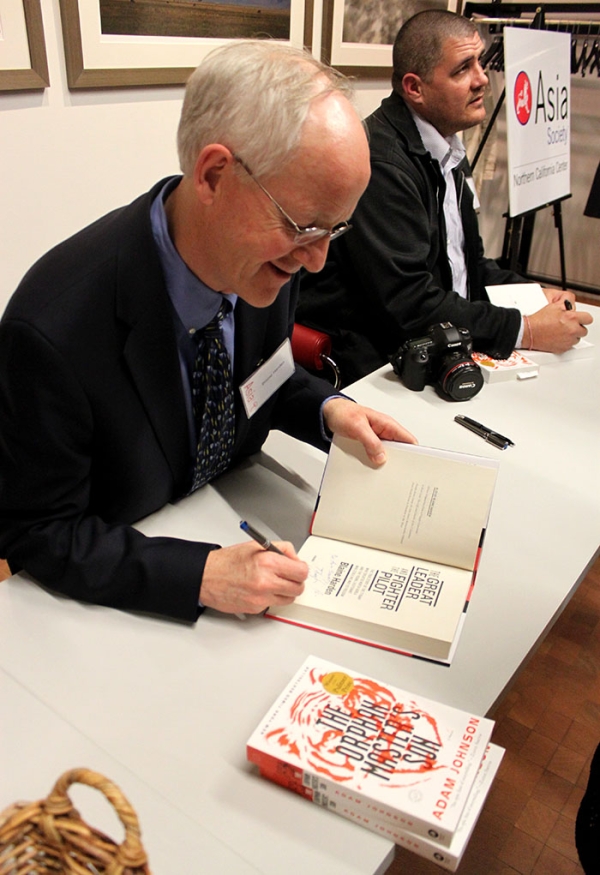 Blaine Harden signing his book, "The Great Leader and the Fighter Pilot" (Asia Society)