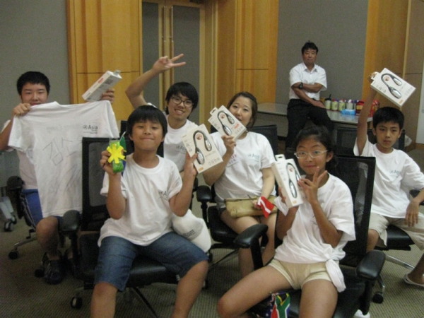 The White Team wins a prize at the talent competition for a creative performance. (Asia Society Korea Center)
