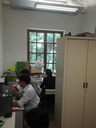 Interns in Old Lab office (Photo by Black Tam)