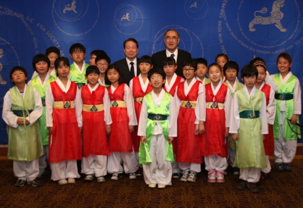 Korean Minister for Foreign Affairs and Trade Yu Myung-Hwan (L, back) and ASKC Honorary Chairman Lee Hong Koo (R, back) shared a moment withthe students from Daesungdong Elementary School. (Asia Society Korea Center)
