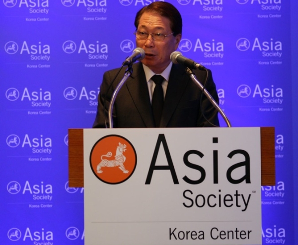 Korean Minister for Foreign Affairs and Trade Yu Myung-Hwan expressed his appreciation for the work of the Korea Center. (Asia Society Korea Center)