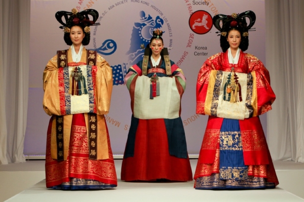 A hanbok fashion show was one highlight of the evening. Hanbok, the traditional Korean dress, is worn as semi-formal or formal wear during ceremonial occasions. (Asia Society Korea Center)