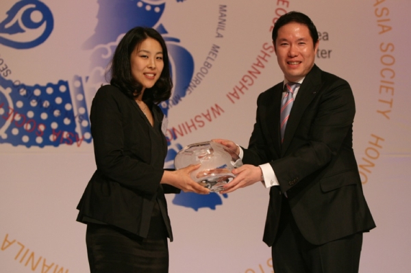 JiYi Chung (L), Executive Vice President of the Hyundai UNI, accepted the Asia Society Young Woman Leader Award from H.S. (Hyun Sang) Cho (R), chair of the Asia 21 Korea Chapter and Executive Vice President of the Hyosung Group. (Asia Society Korea Center)