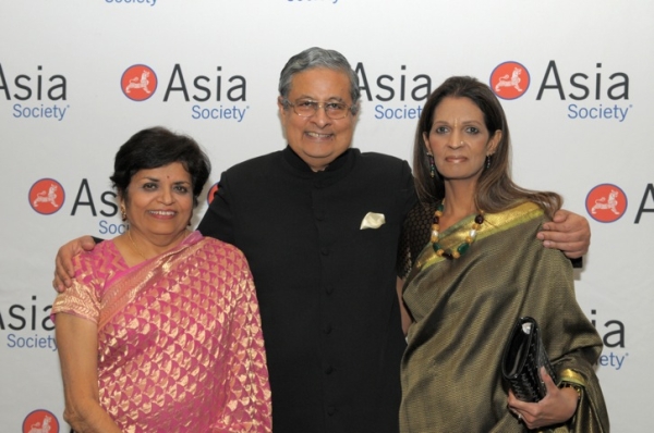 L to R: Asia Society President Vishakha Desai, Victor Menezes, and honoree Smita Parekh. (Elsa Ruiz/Asia Society)