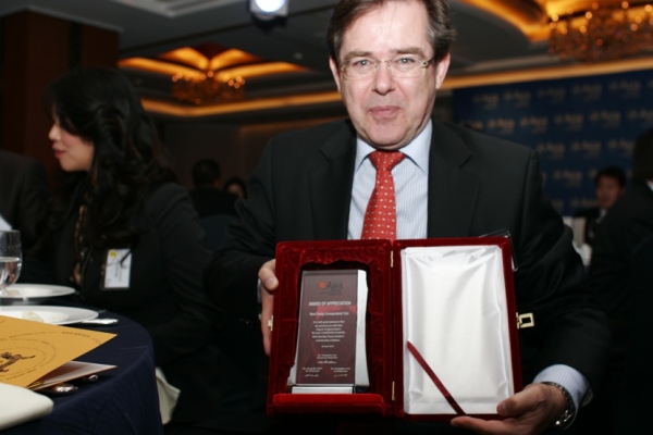 Jonathan Thatcher, representative of the Seoul Foreign Correspondents&apos; Club, received an &quot;Award of Appreciation&quot; on behalf of the SFCC for its contribution to ASKC&apos;s scholarship initative. (Asia Society Korea Center)